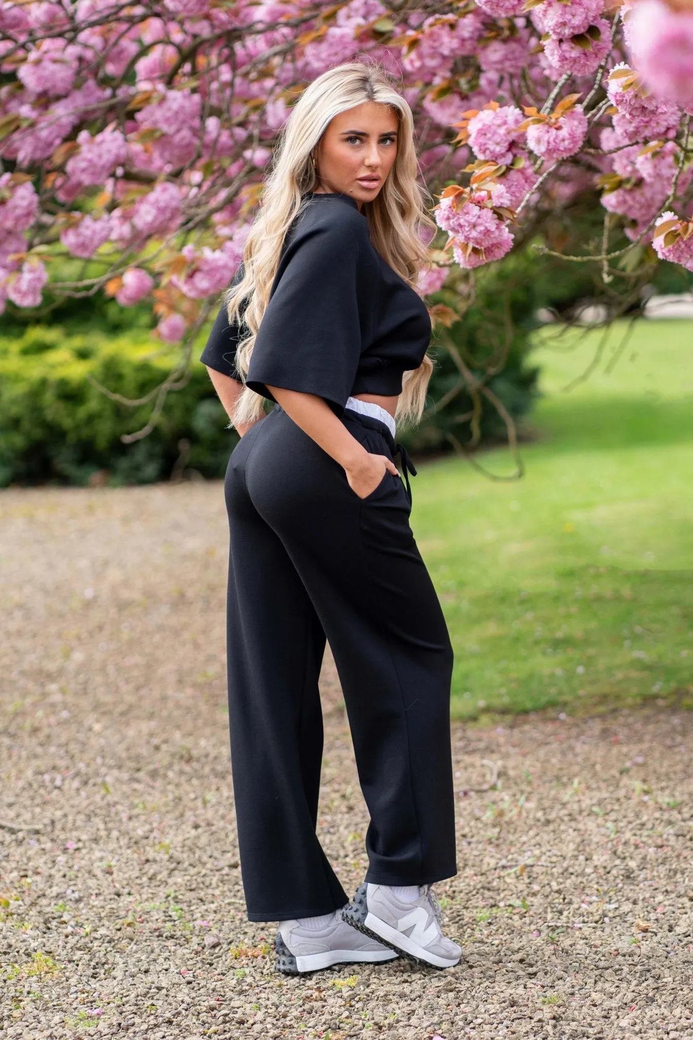 Black Round Neck Cropped Top