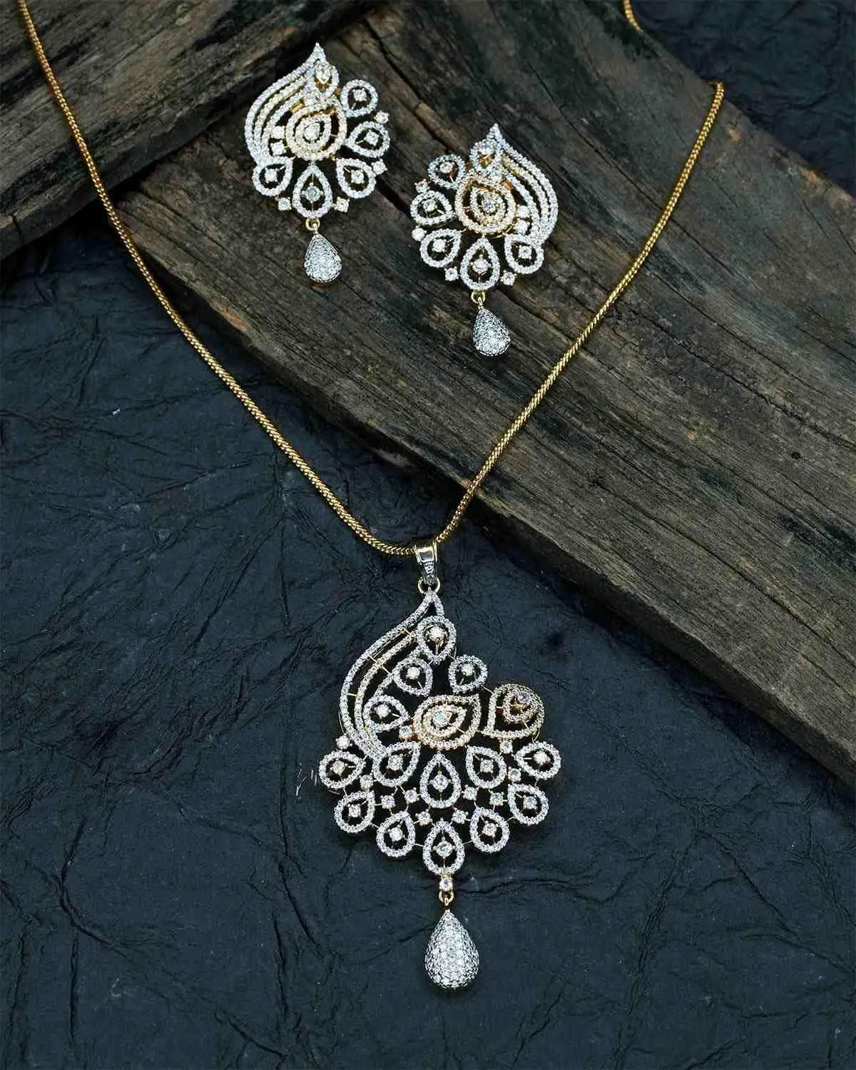 Zevarly Maurina Floral Ad Pendant Set
